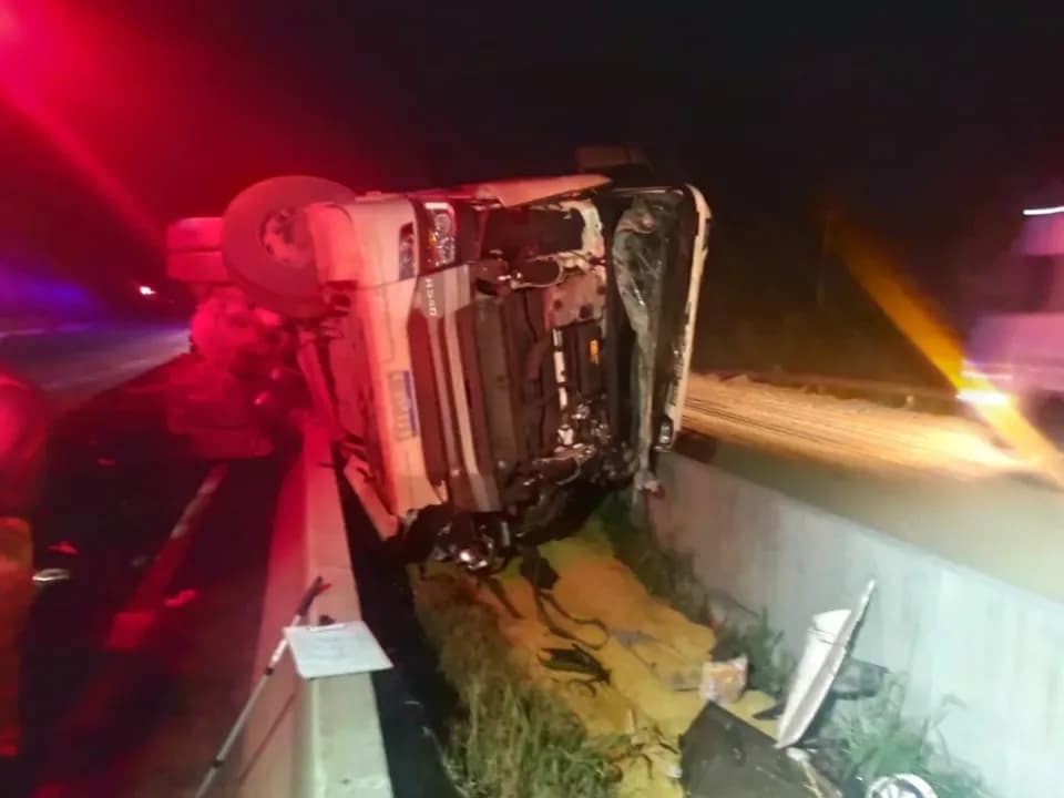 Motorista morre após ser ejetado de caminhão na BR-376