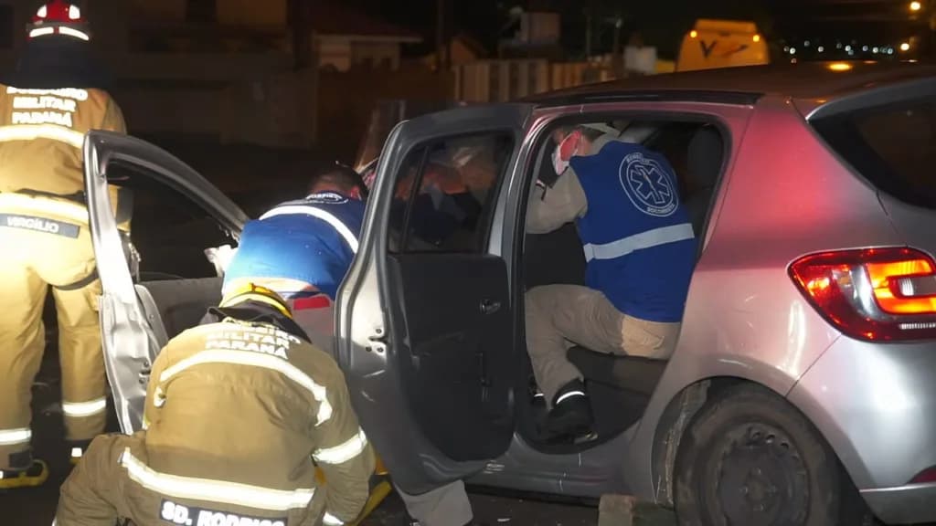 Mulher fica presa às ferragens após colidir na lateral de ônibus em PG