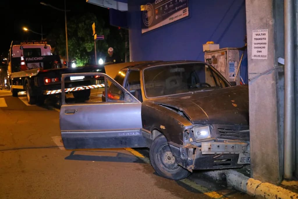 Veículo colide com poste na Balduíno Taques e é recolhido pela PM