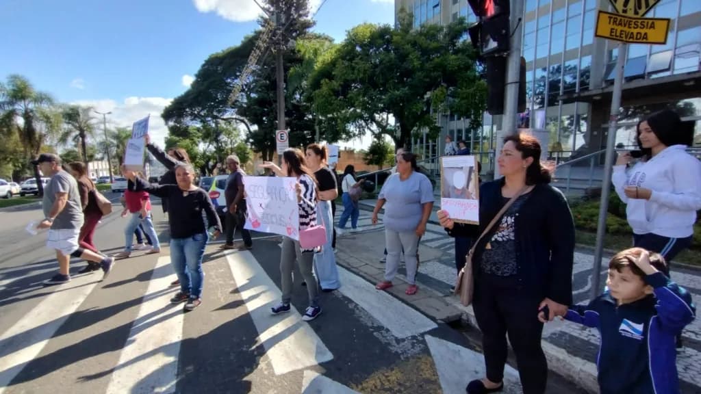 Mães protestam antes de audiência pública pedindo segurança em escolas em PG