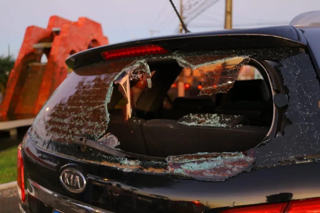 Motociclista fica ferido após colidir na traseira de carro em PG