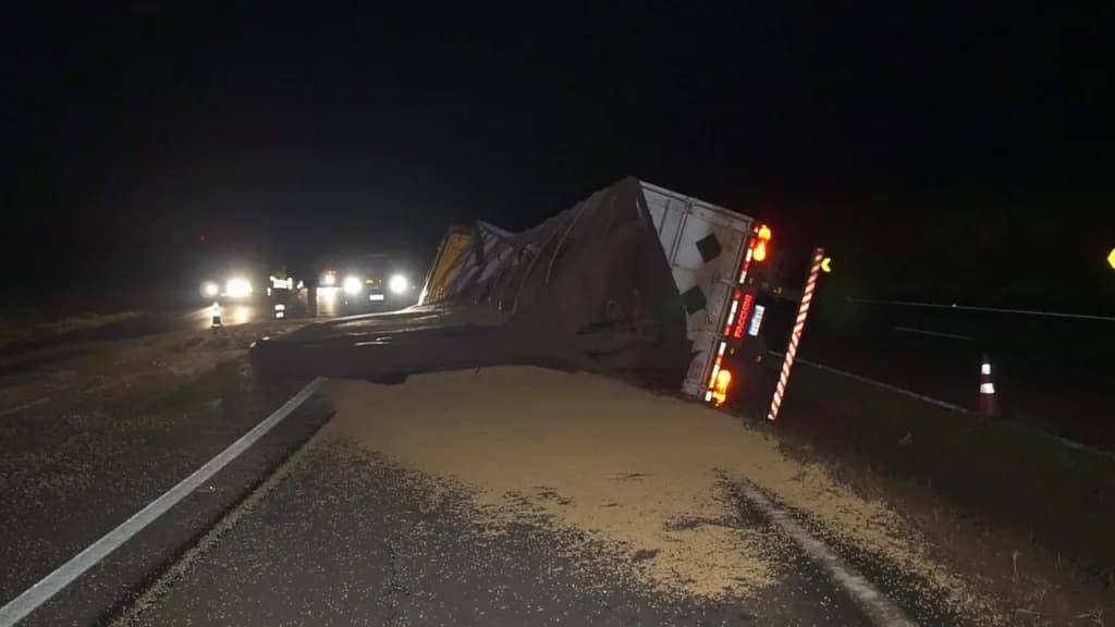 Motorista é retirado pelo pára-brisas após tombar caminhão e espalhar soja na BR-376 em PG