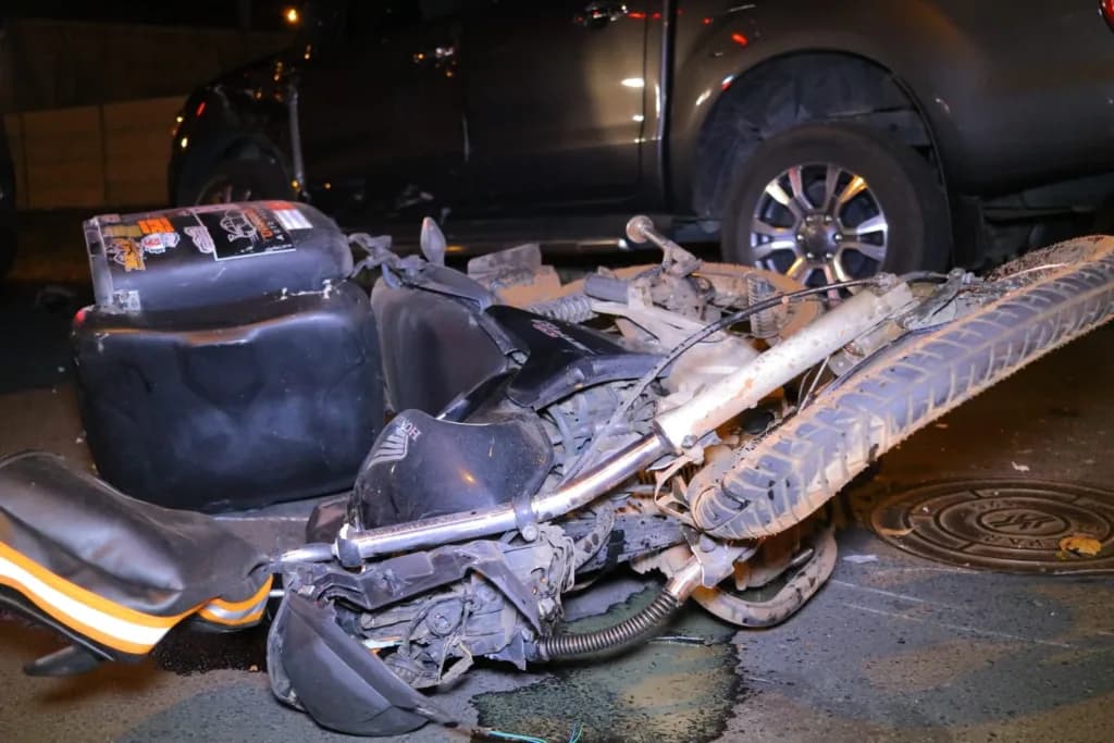 Motociclista sofre diversas fraturas após colidir com caminhonete em rua de PG