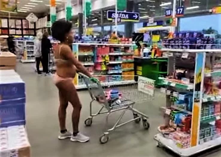 Professora fica seminua em mercado para protestar após ter sido “perseguida” por segurança
