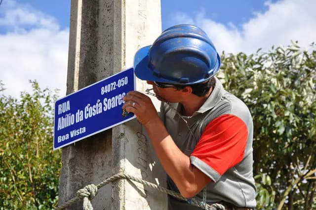 Prefeitura instala mais de 2 mil placas de rua em 60 bairros. Saiba quais