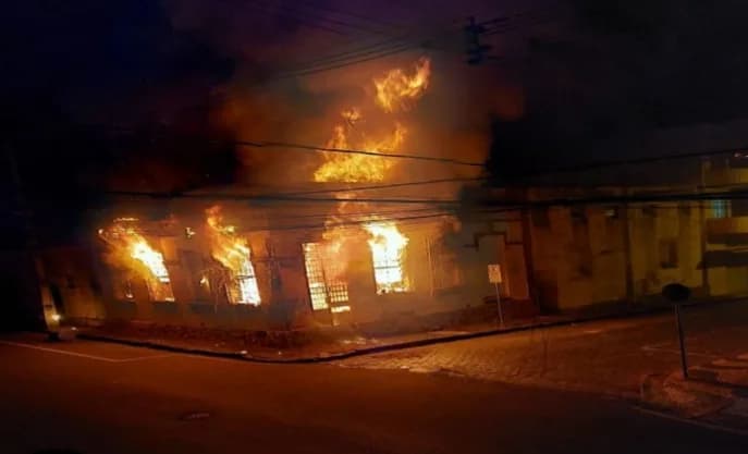Hotel pega fogo durante a madrugada no centro de PG