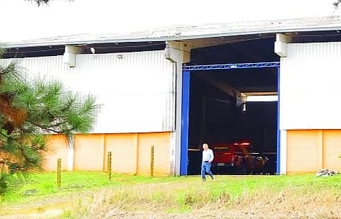 Homem fica em estado grave após cair de telhado de empresa em PG