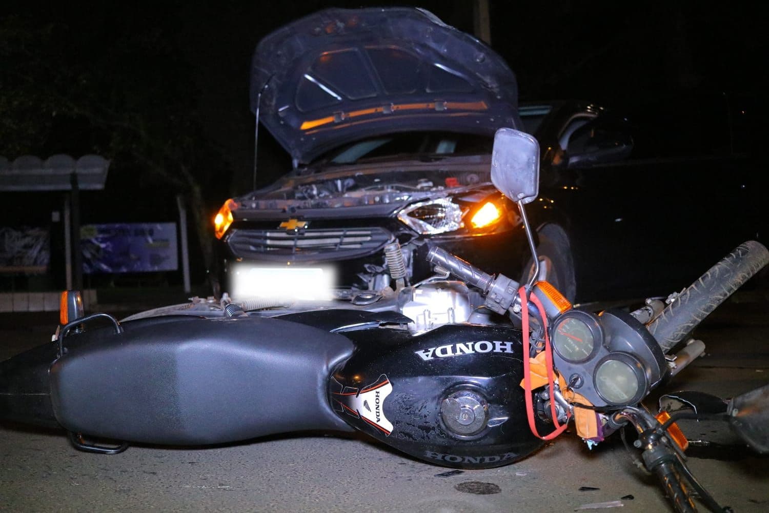 Motociclista fica ferido após colidir com carro no Jd Carvalho
