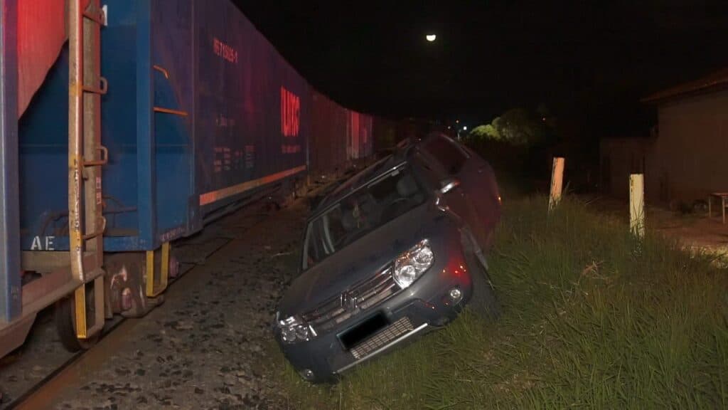 Carro é atingido e arrastado por trem nesta madrugada em PG