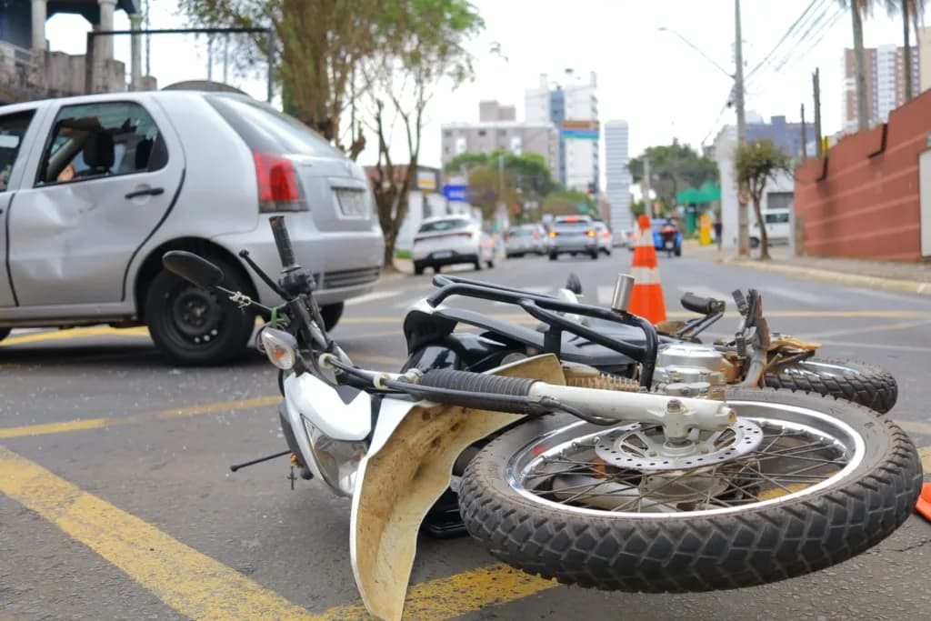 Motociclista fura sinal vermelho e colide com veículo em PG