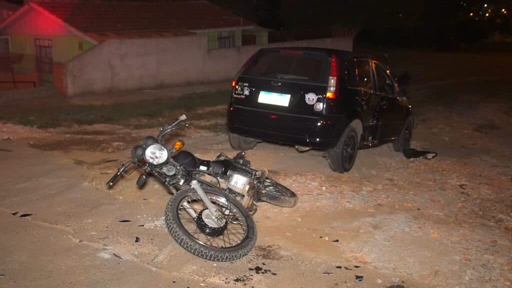 Jovem fica ferido em acidente no bairro Neves