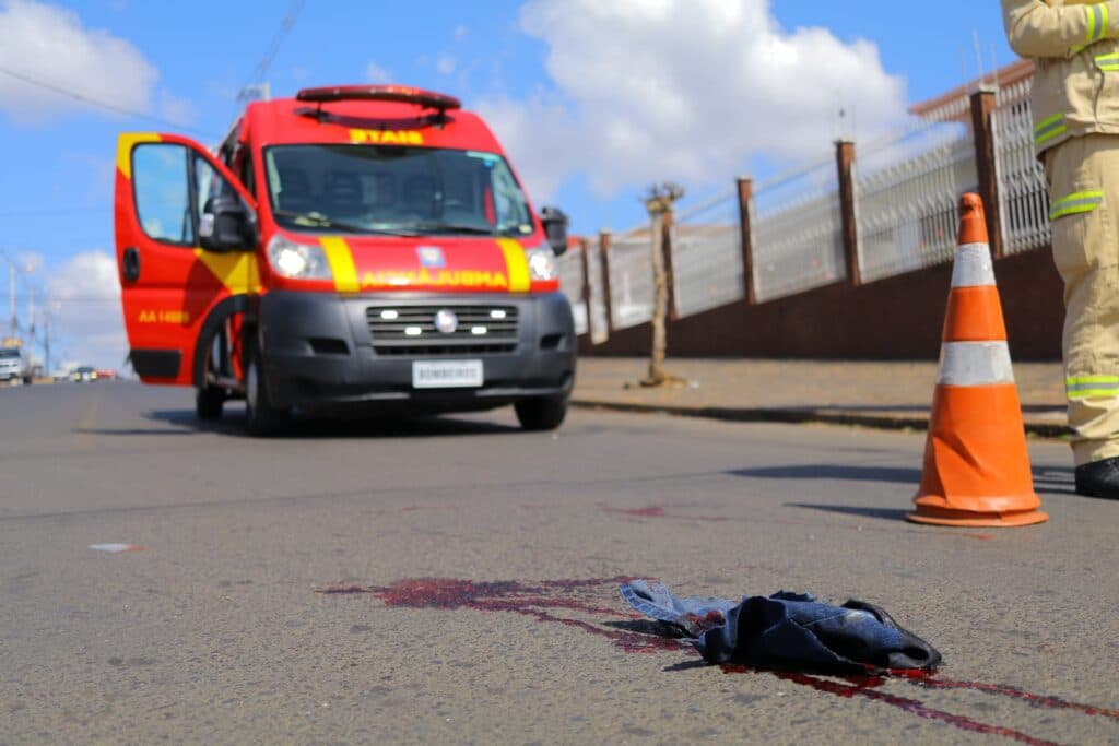 Homem é atropelado por veículo após passar correndo em avenida de PG