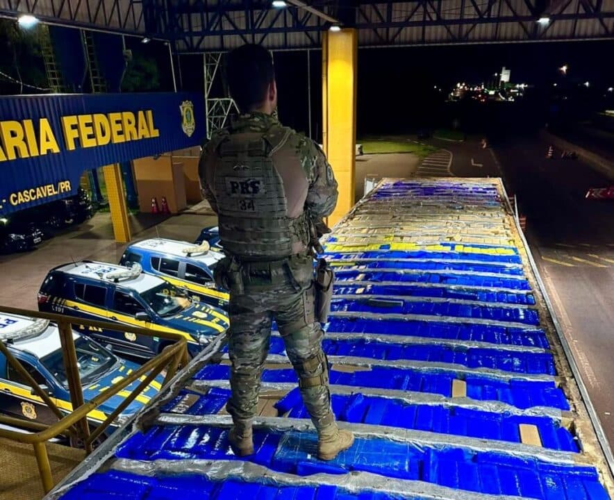 PRF apreende quase duas toneladas de maconha e oito pistolas em carreta frigorífica que seguia para PG