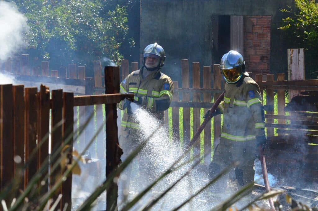 Casa de madeira fica destruída após incêndio em PG
