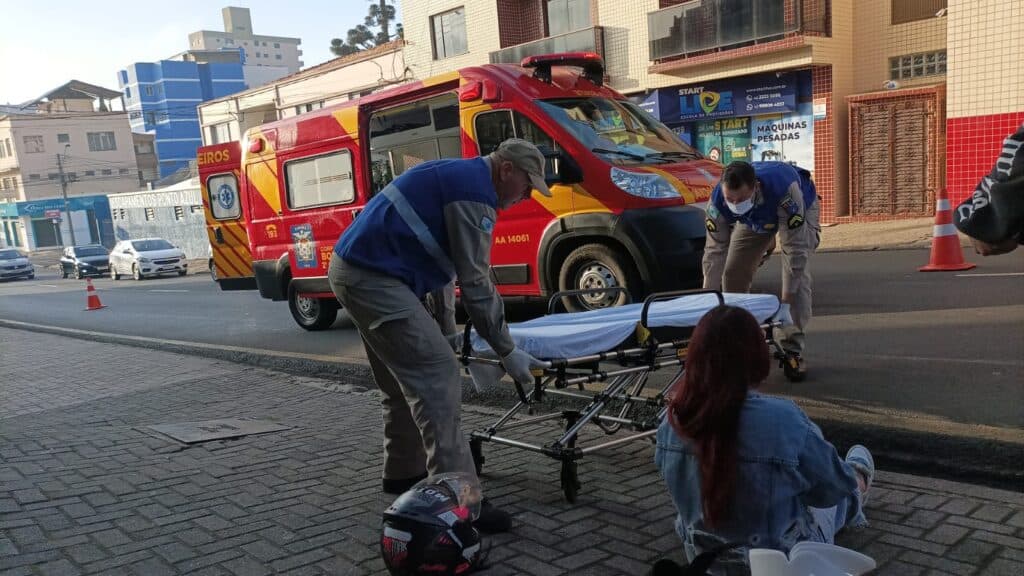 Colisão entre duas motocicletas deixa mulher ferida em PG
