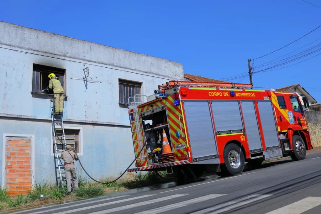 Bombeiros combatem incêndio em casa abandona na região de Uvaranas