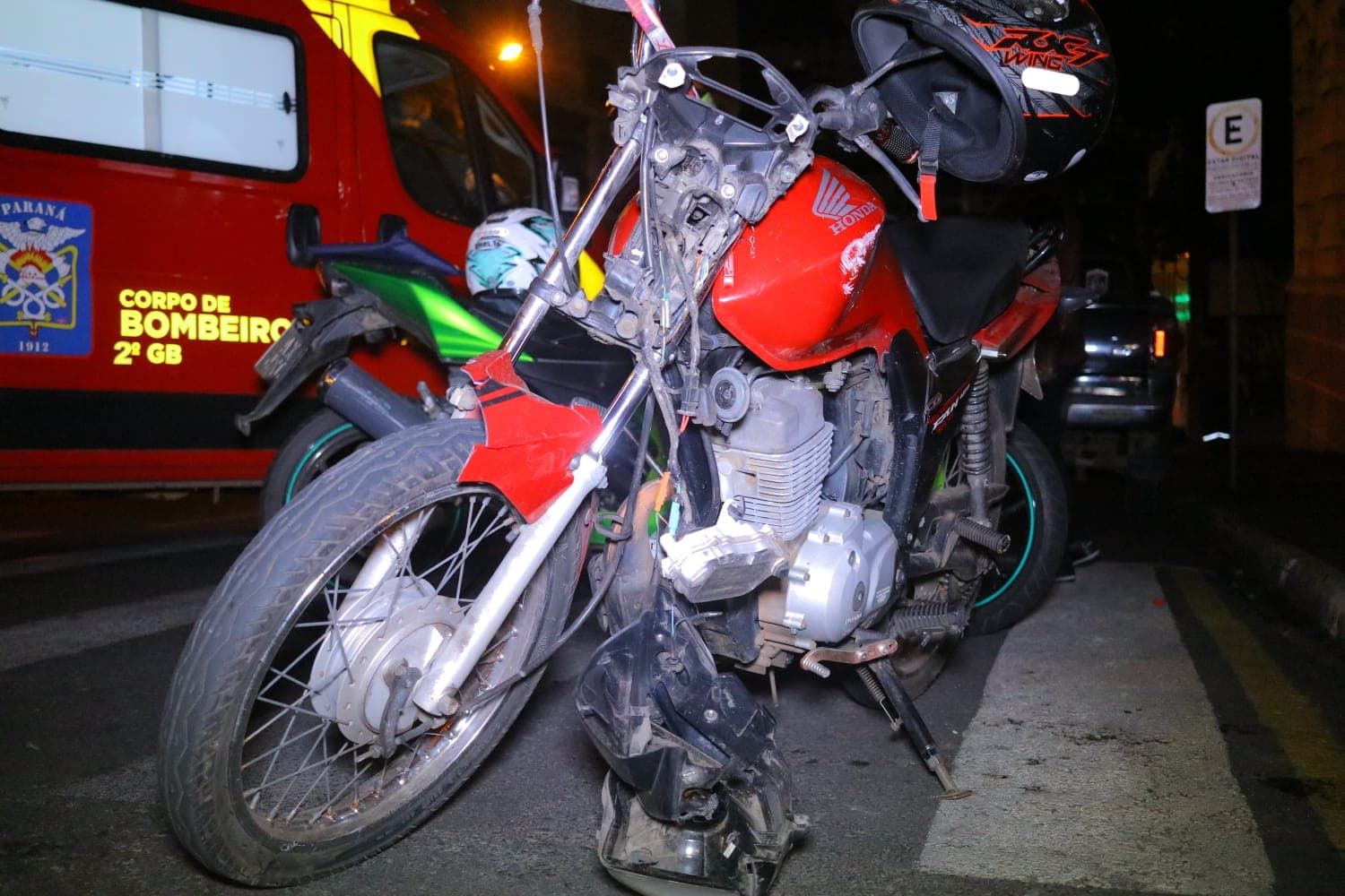 Acidente entre carro e moto no centro de PG deixa motociclista ferido