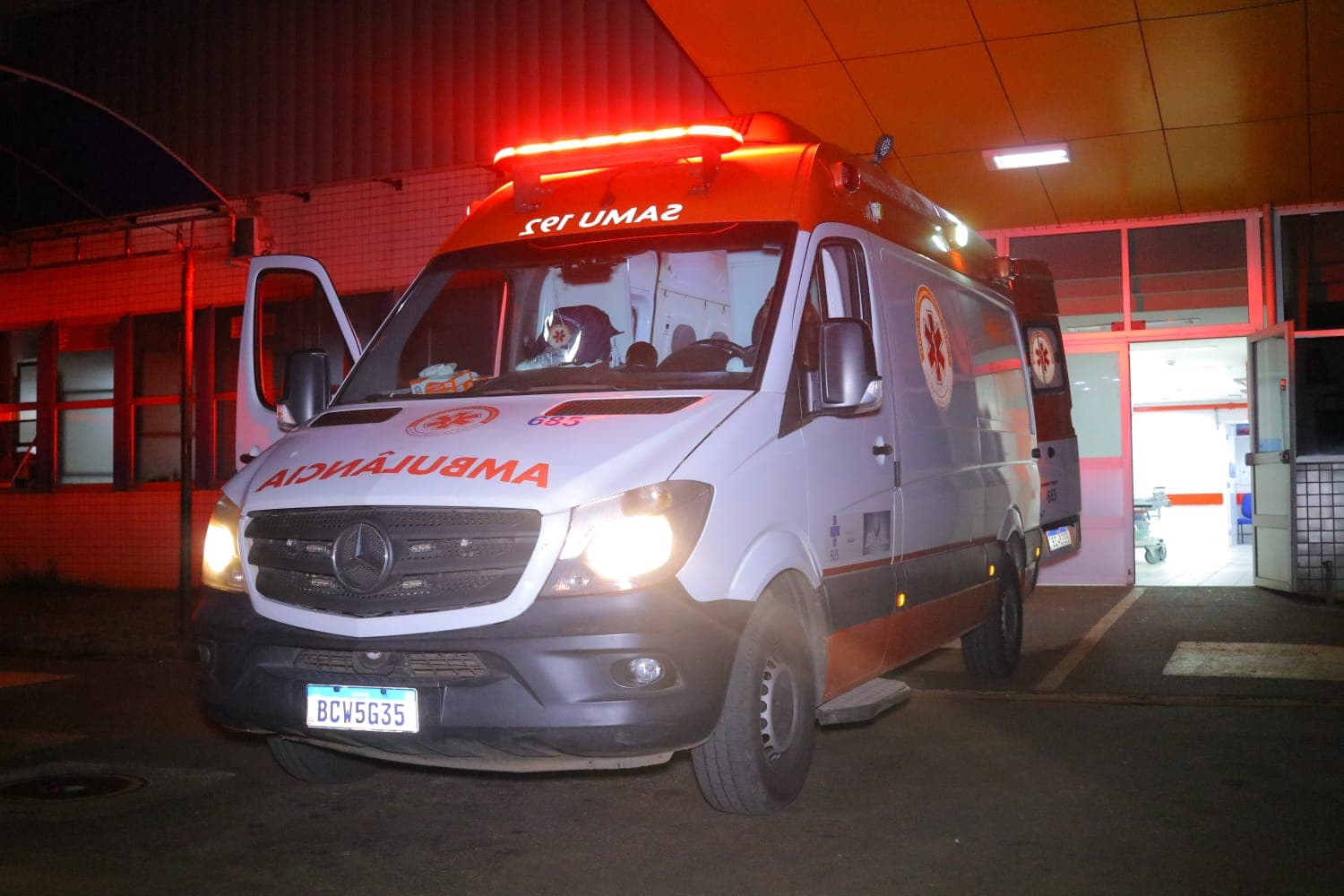 Jovem empina moto e fratura a perna após tentar fugir da Guarda Municipal em PG