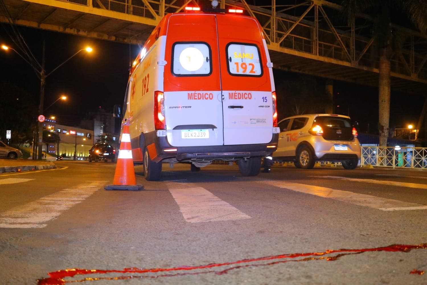 Moto atropela pedestre no centro de Ponta Grossa e deixa vítima em estado grave