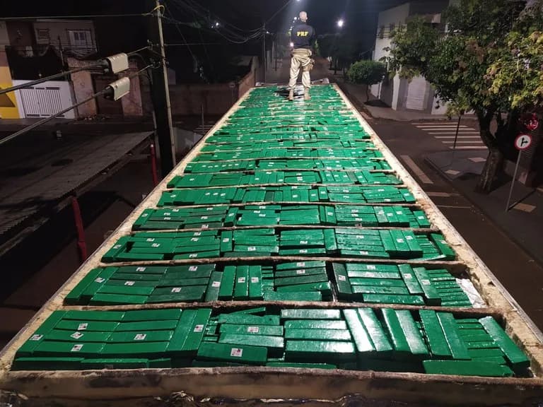 PRF apreende mais de três toneladas de maconha em menos de 24 horas no PR