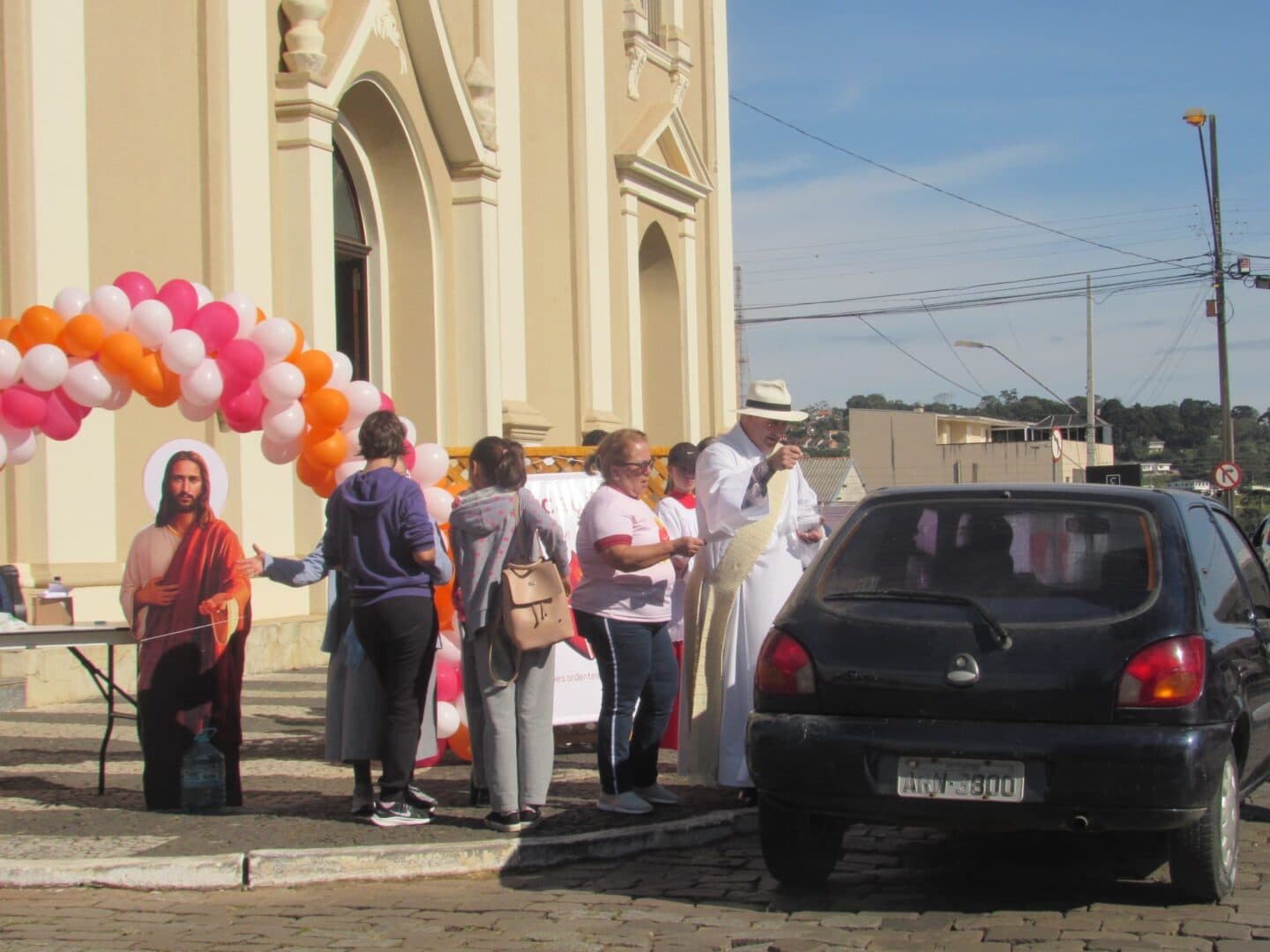 Paróquias de Castro realizam Blitz Vocacional e abençoam motoristas