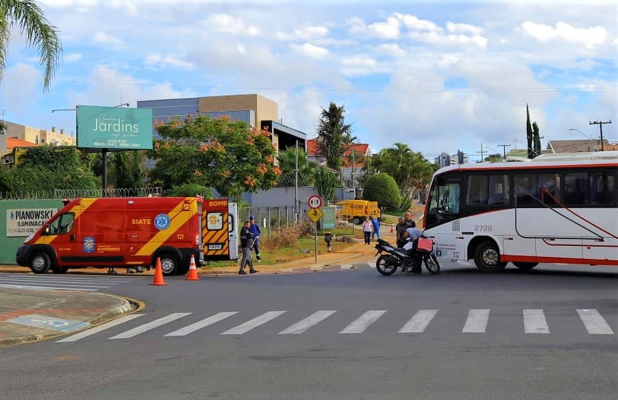 Motocicleta e ônibus colidem em acidente no Jardim Carvalho em PG