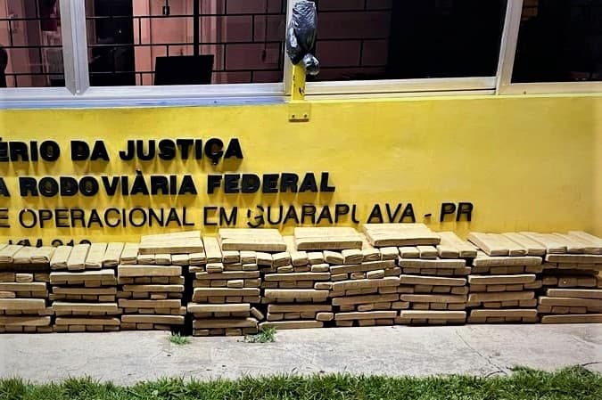 PRF apreende quase 400 quilos de maconha dentro de veículo na região