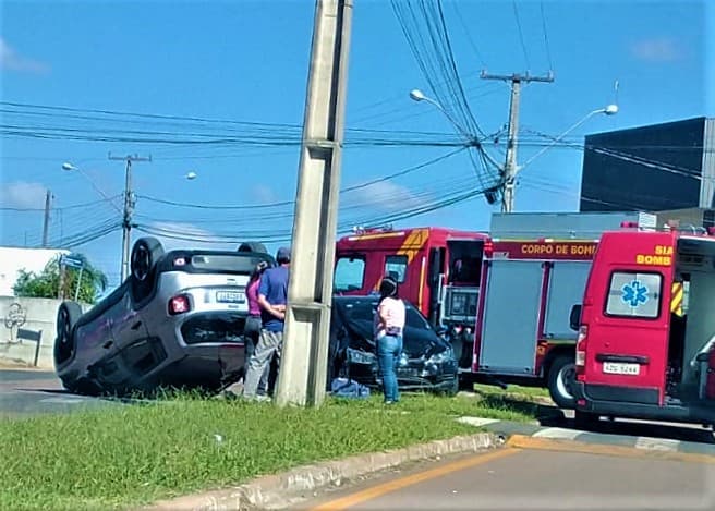 Carro capota após colisão com veículo em avenida de Castro
