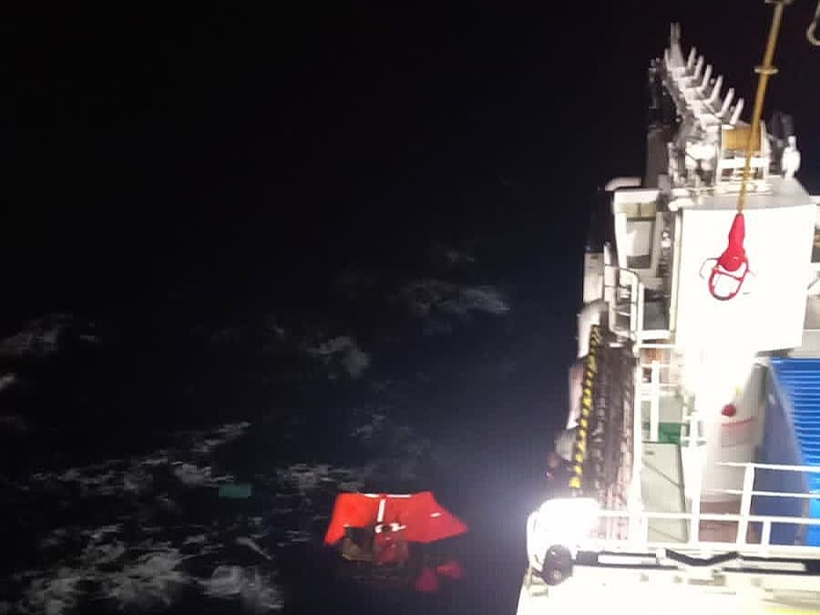 Cinco tripulantes são resgatados após 24h de naufrágio de barco em SC. Três estão desaparecidos