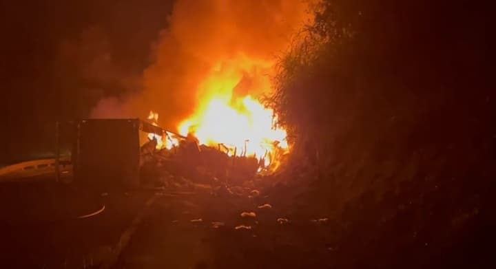 Vídeo: Caminhão carregado com fios tomba e pega fogo na PR-151