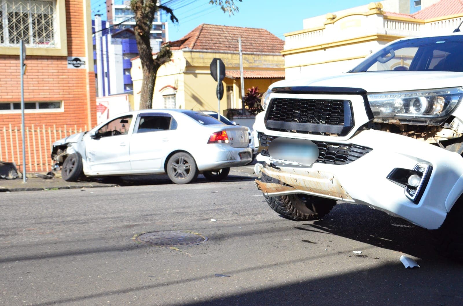 Carro fura preferencial e colide com caminhonete em PG