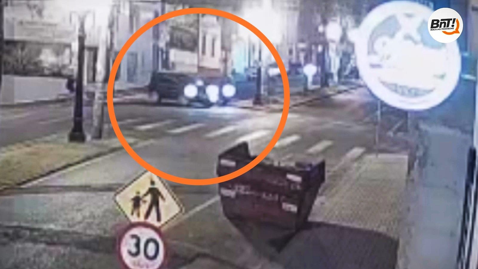 Câmeras flagram acidente entre veículo e moto em avenida no centro de PG