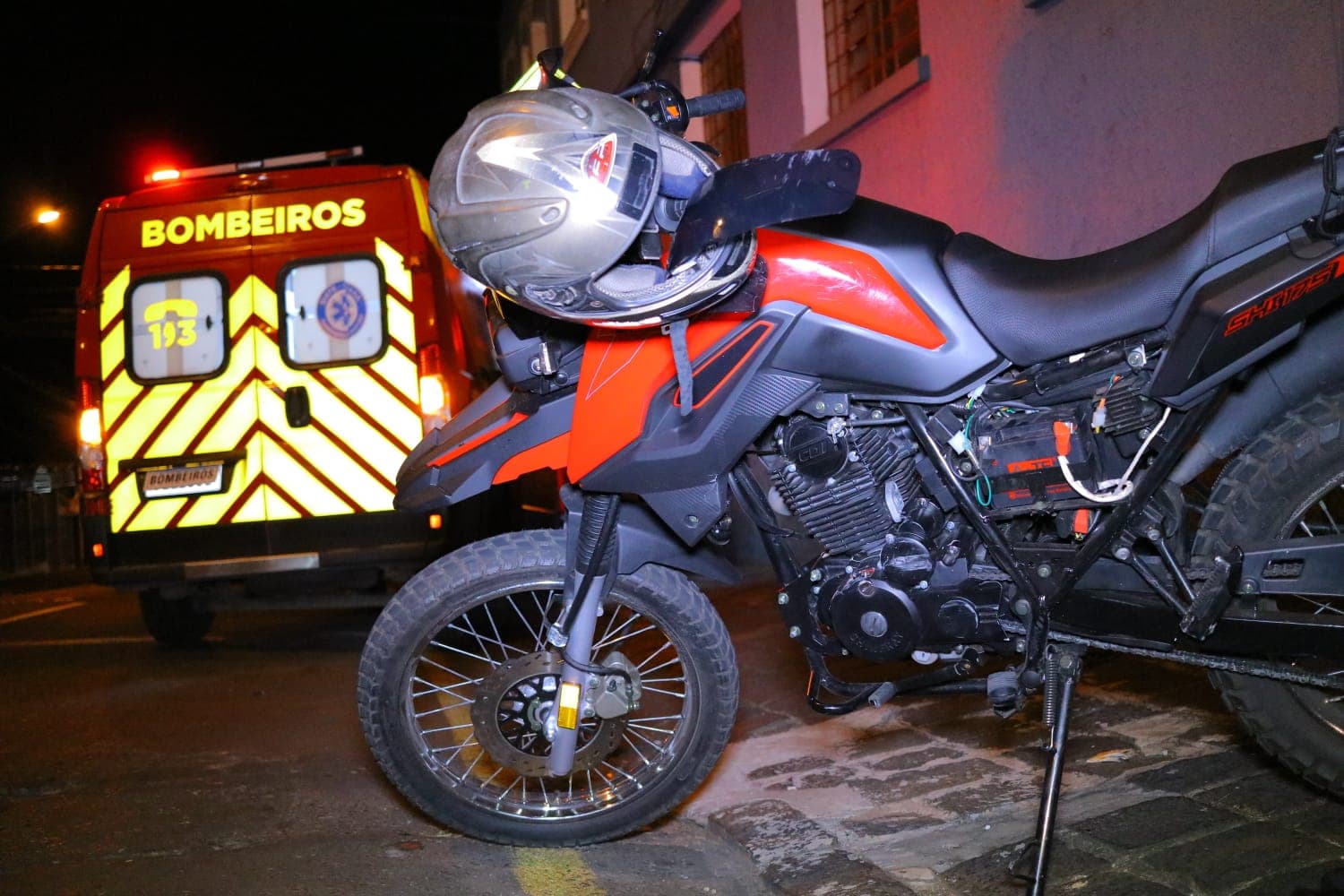 Motorista fura preferencial, atinge motocicleta e foge em cruzamento no centro de PG