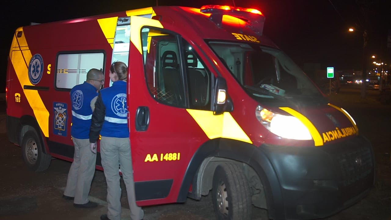 Idosa perde controle da direção e atravessa canteiro central de concreto na Souza Naves