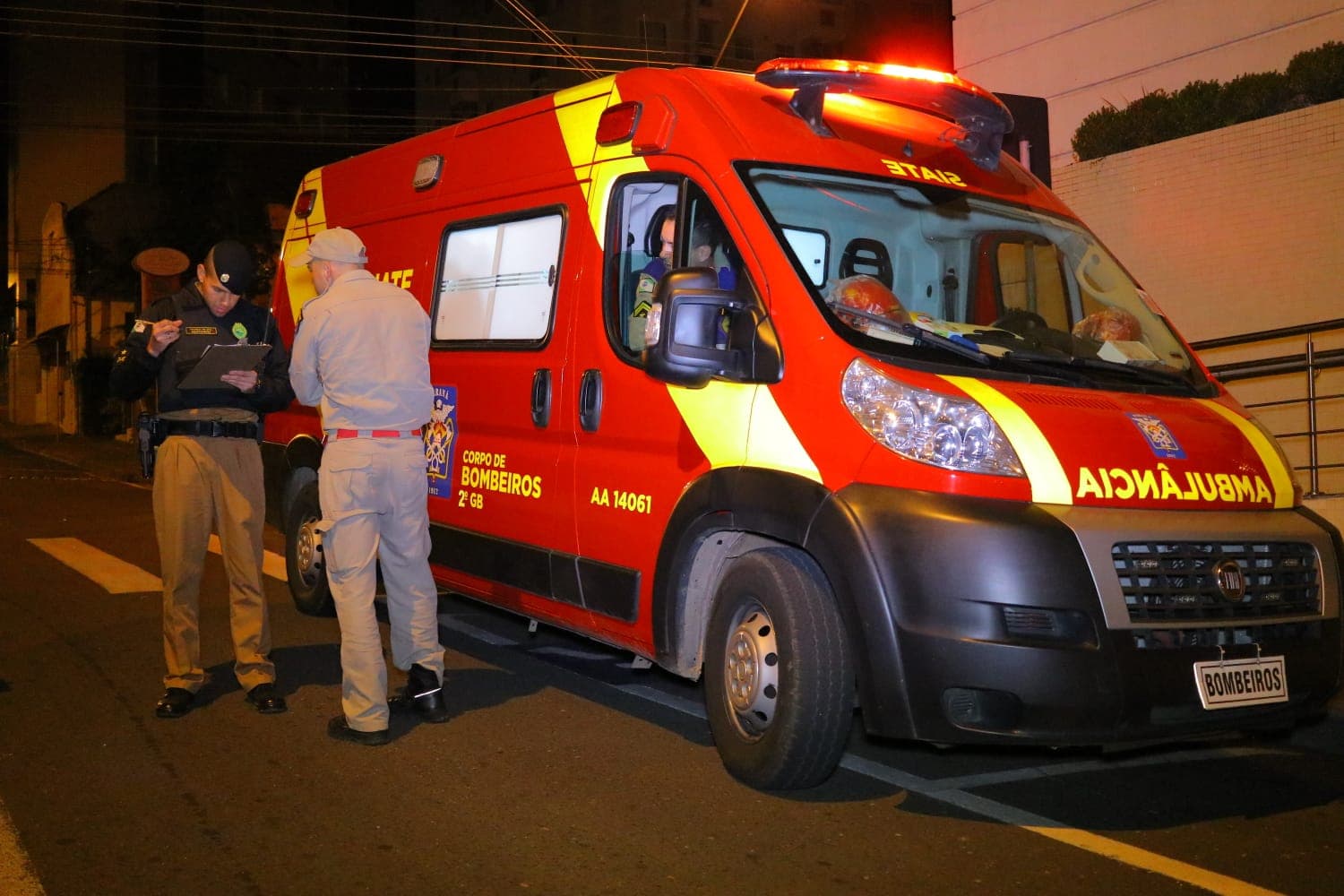 Tentativa de roubo acaba em briga generalizada e deixa dois feridos no centro de PG