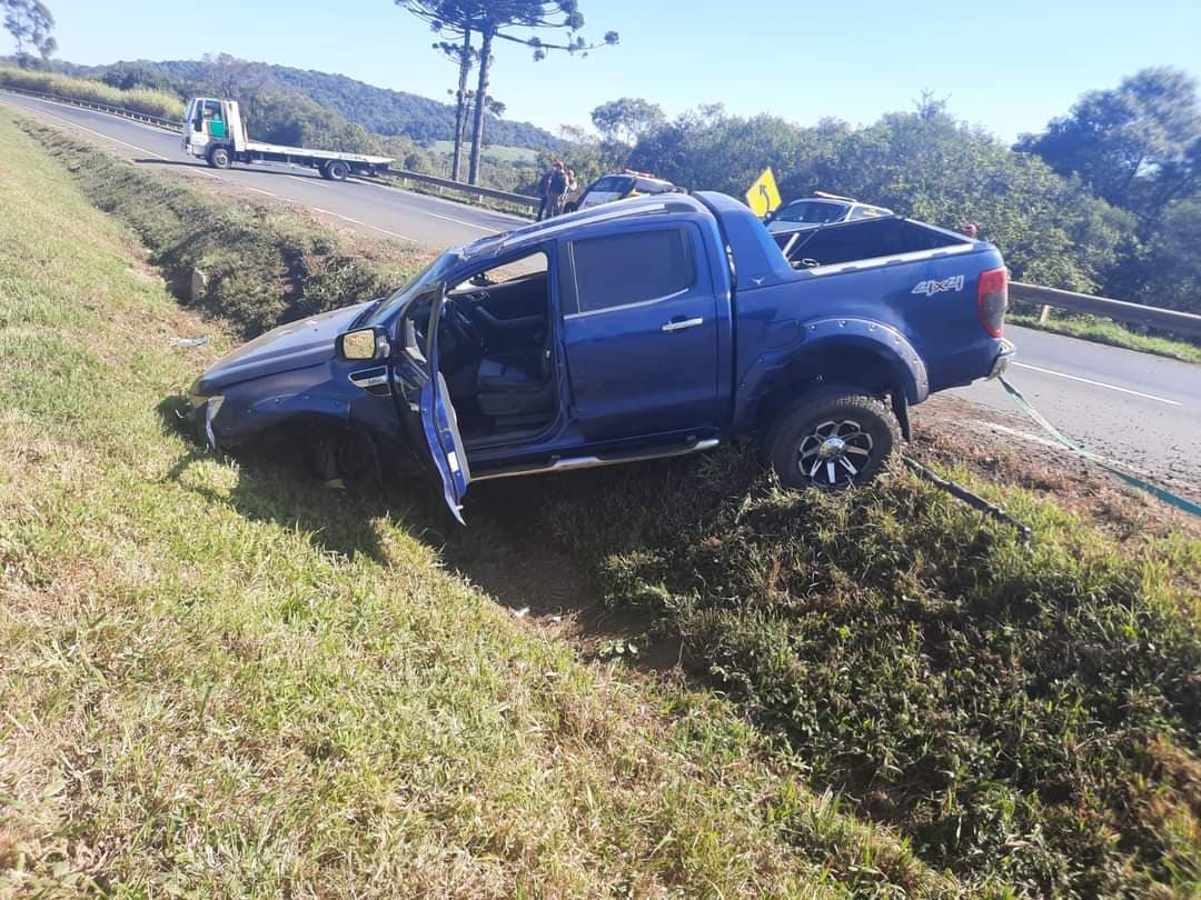 Motorista embriagado capota caminhonete na PR-151 e acaba preso em Castro