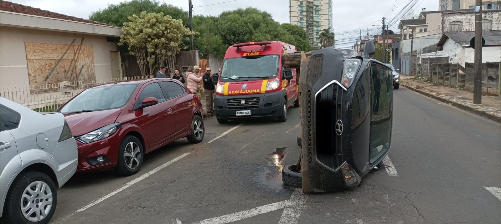 Motorista causa acidente, capota carro e é detida em Ponta Grossa