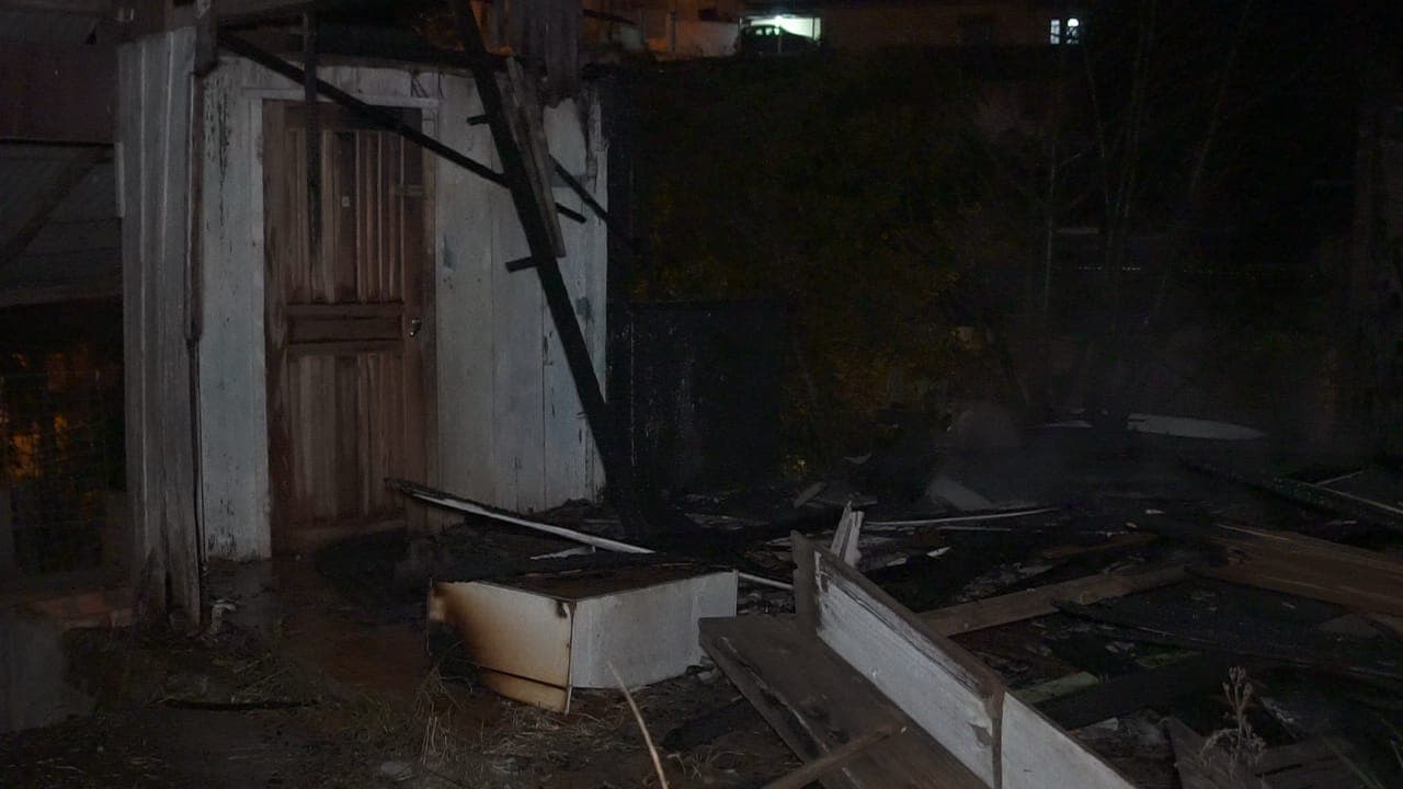 Incêndio consome casa de madeira na região de Uvaranas
