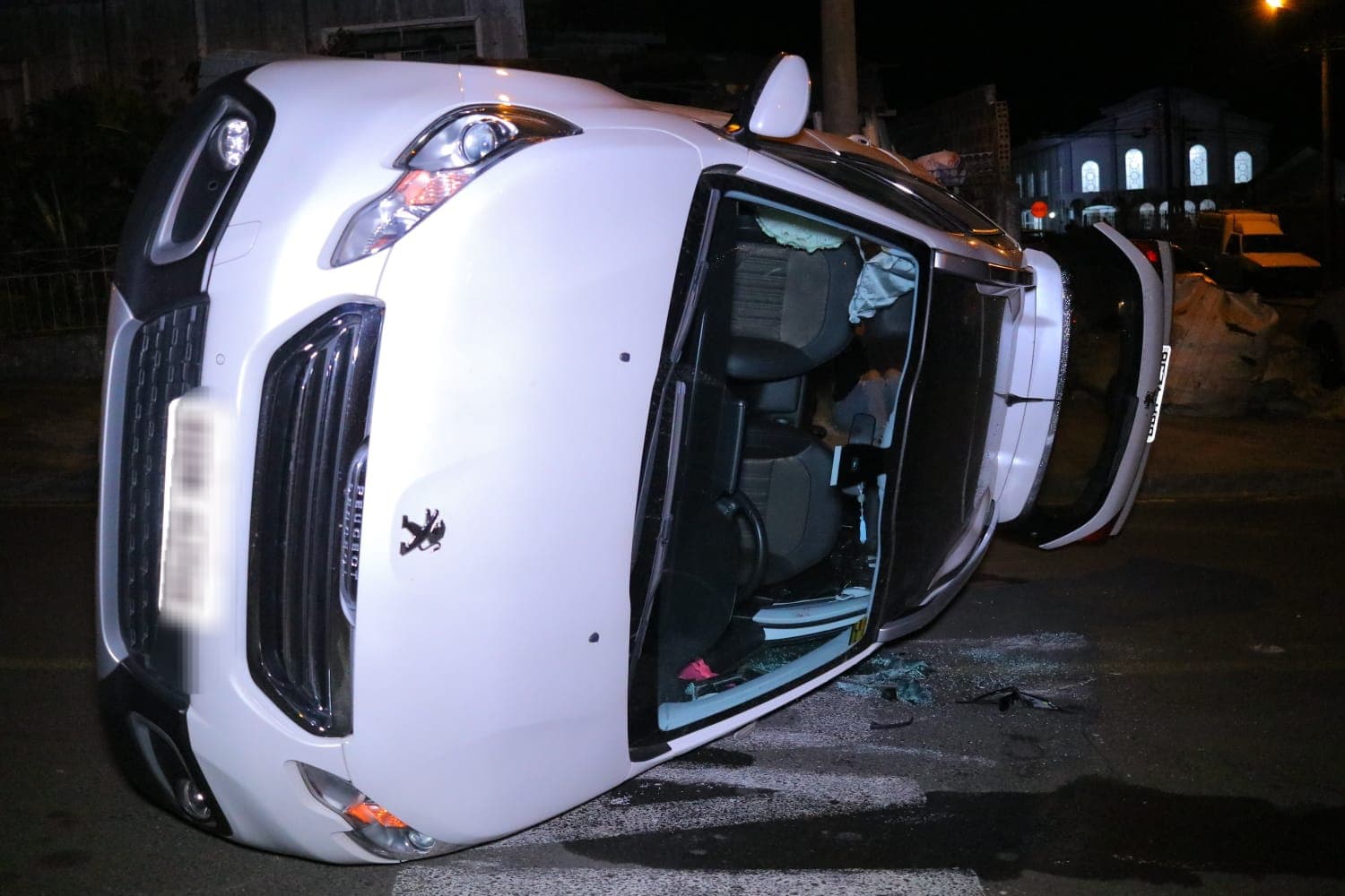 Veículo fura preferencial e é atingido por outro carro em Ponta Grossa