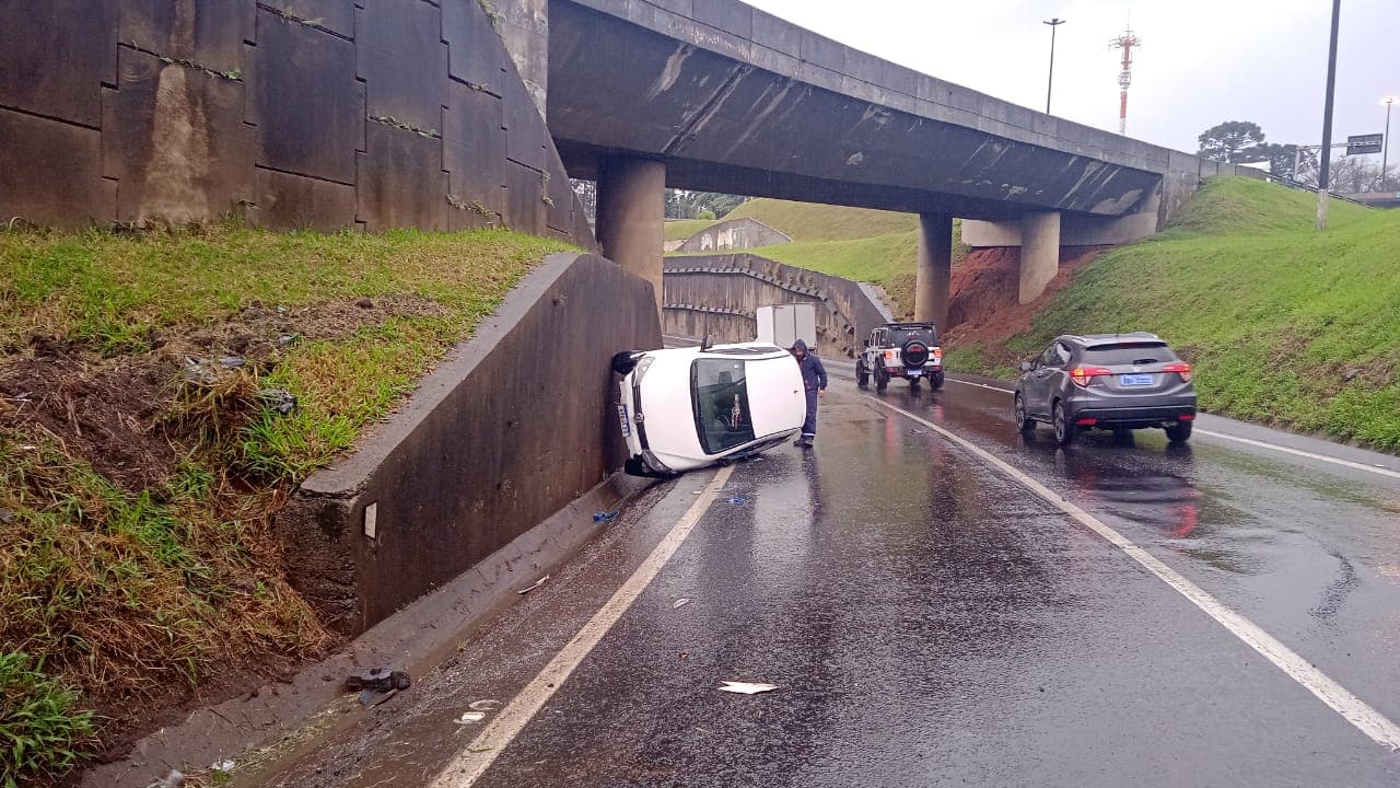 Pista molhada pode ter causado capotamento de veículo em Ponta Grossa