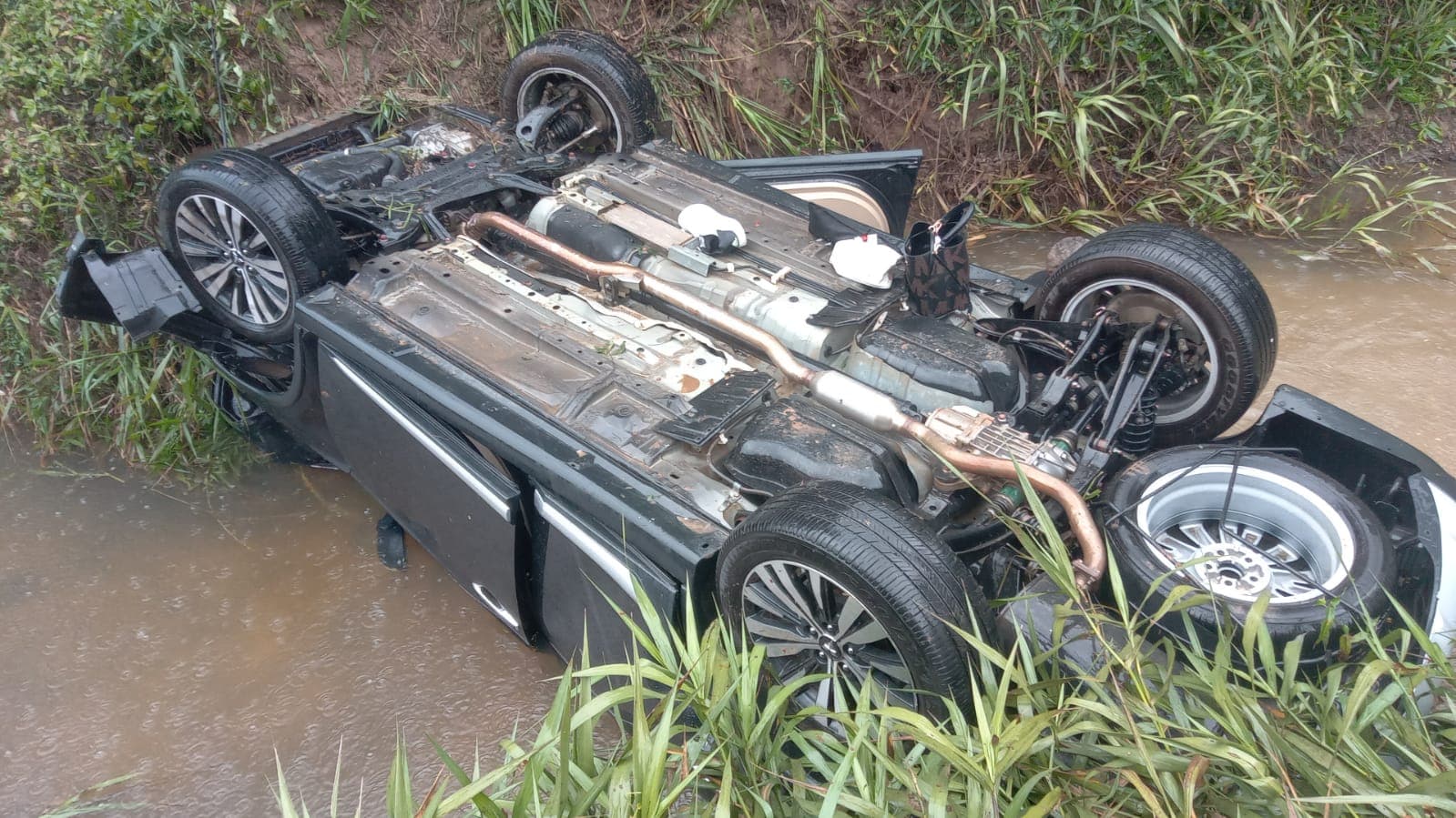 Capotamento de veículo mata duas pessoas e deixa outras duas feridas em Tibagi
