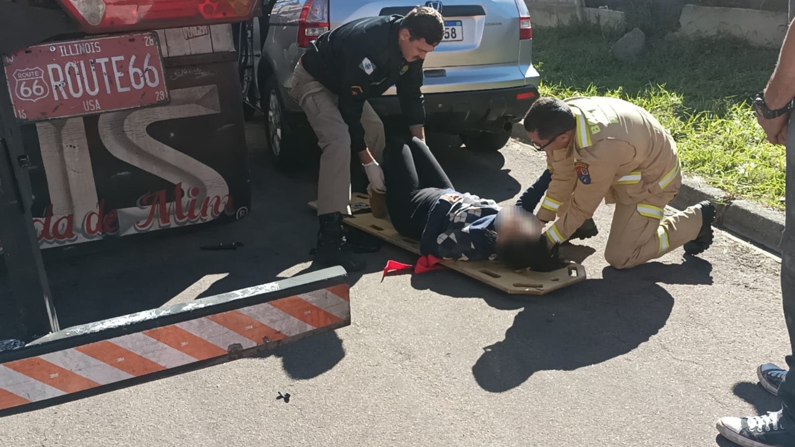Mulher fica prensada entre carro e caminhão em PG