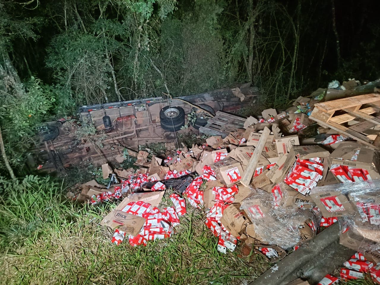 Caminhão carregado com caixas de leite tomba na BR-373 e deixa motorista ferido