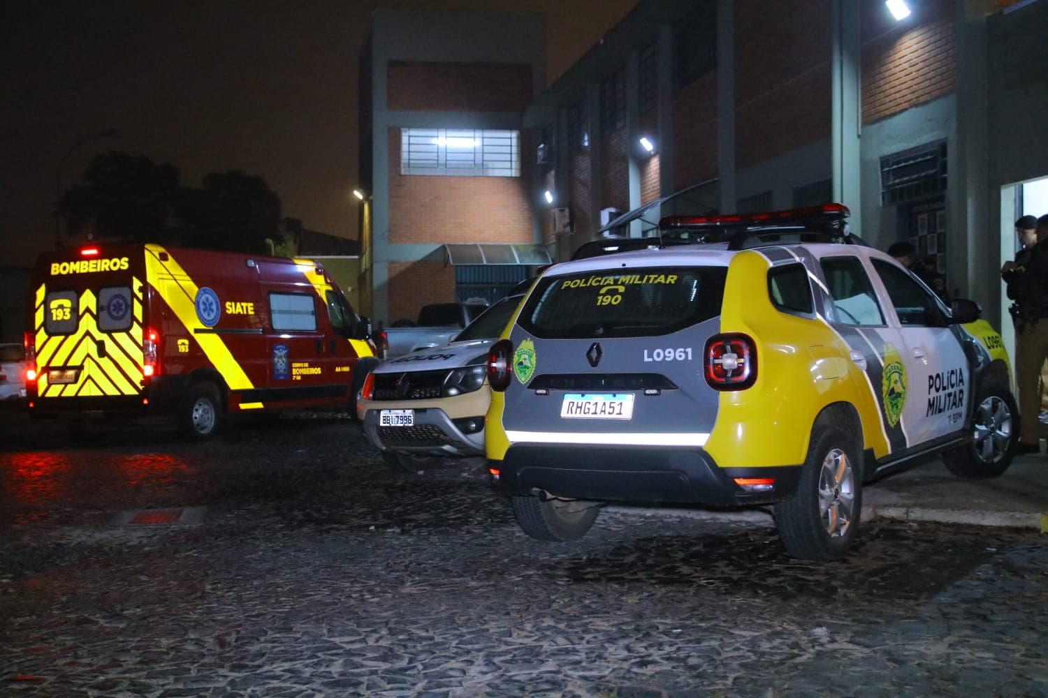Homem ameaça esposa com faca, enfrenta policial e é preso em Ponta Grossa