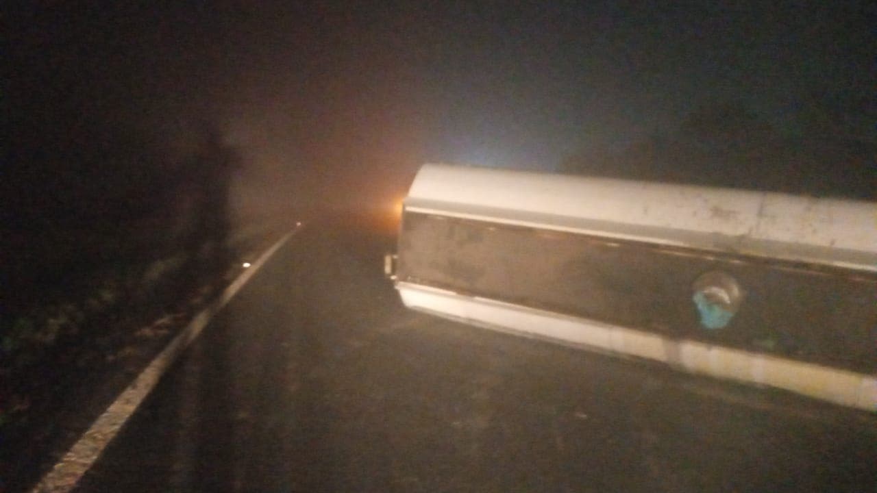 Caminhão tomba e interdita parcialmente PR-151