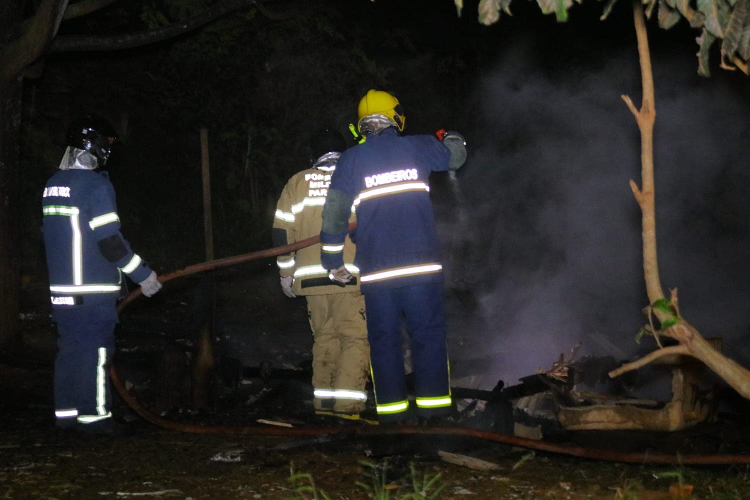 Casa de madeira é consumida pelo fogo em Ponta Grossa