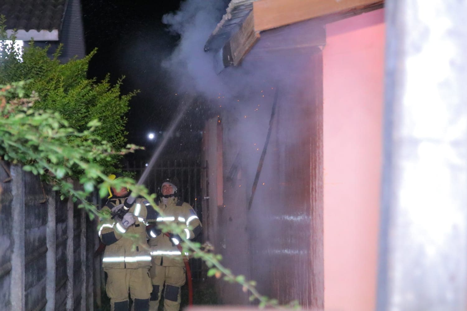 Bombeiros combatem incêndio em casa no Cará-Cará em PG