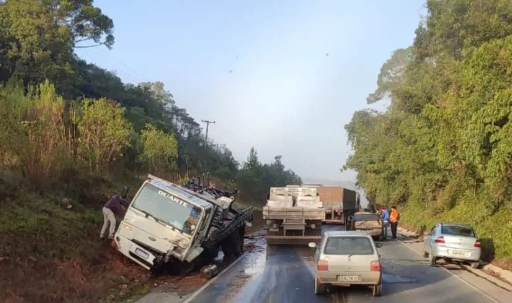 Colisão frontal entre carro e caminhão deixa uma pessoa morta na PR-151