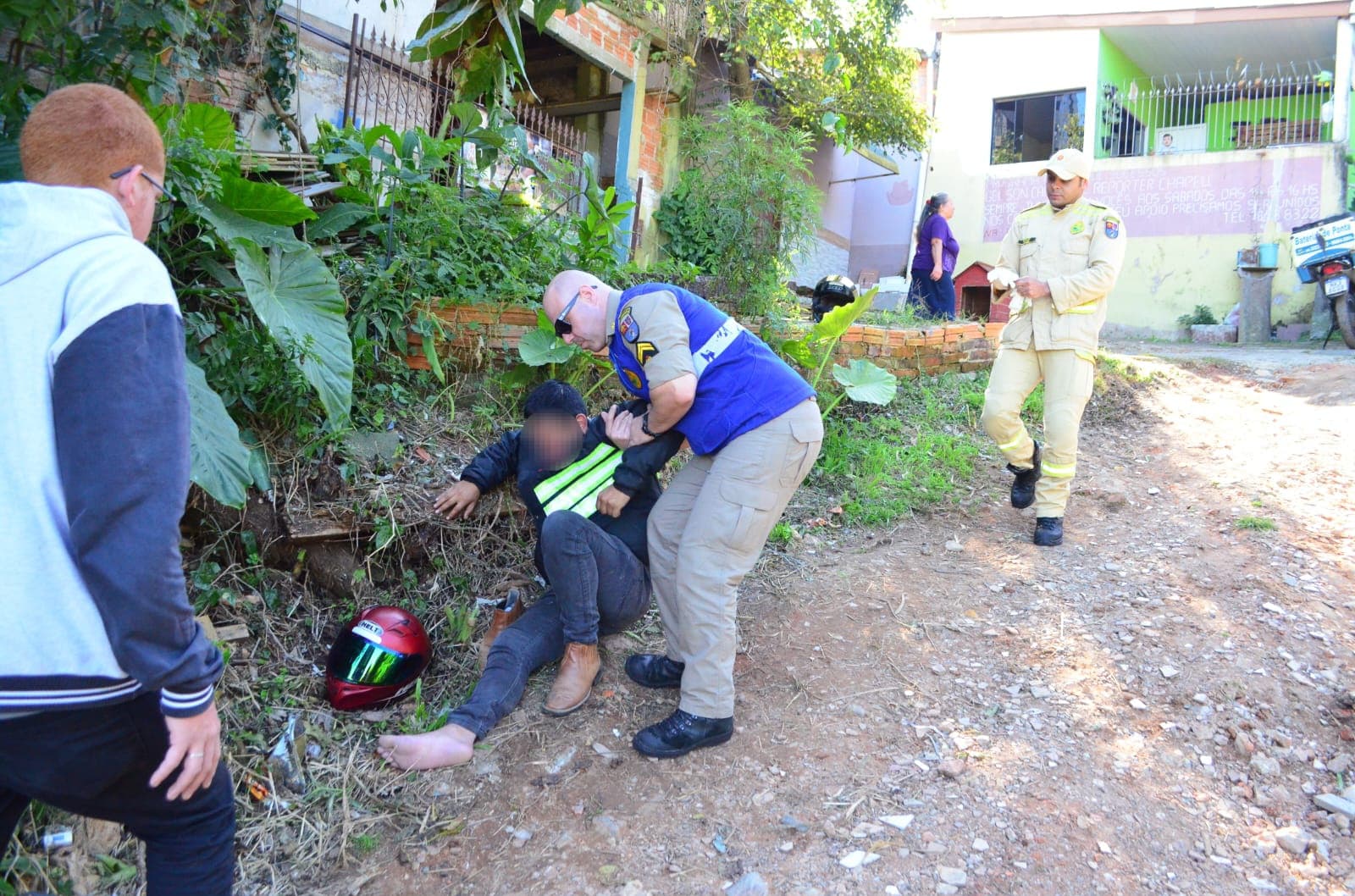 Homem fica ferido após cair com moto em Ponta Grossa