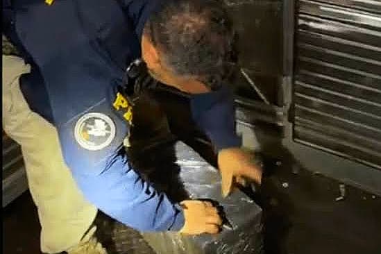 PRF apreende caminhão após descobrir 2 toneladas de maconha em fundo falso na região